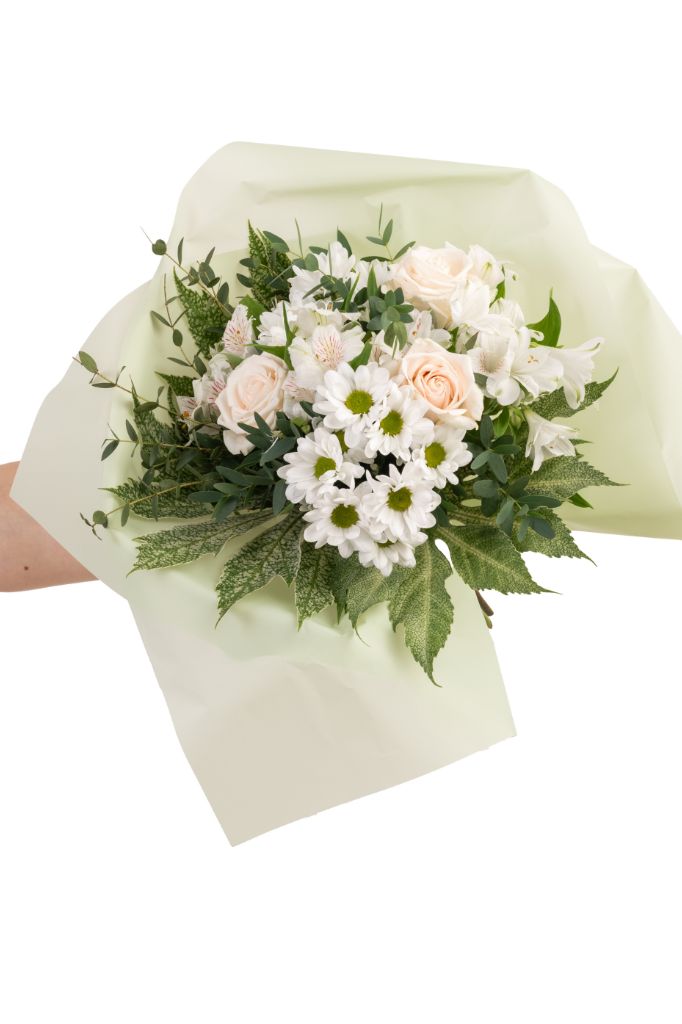 Bouquet di fiori misti in tinta bianca - immagine 4