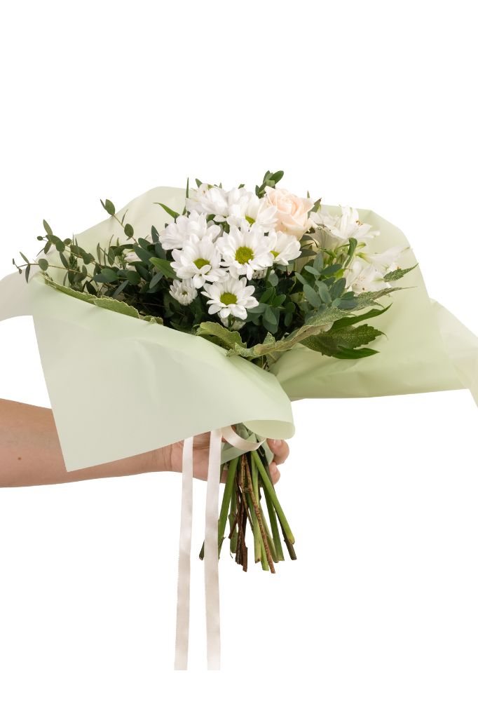 Bouquet di fiori misti in tinta bianca - immagine 2